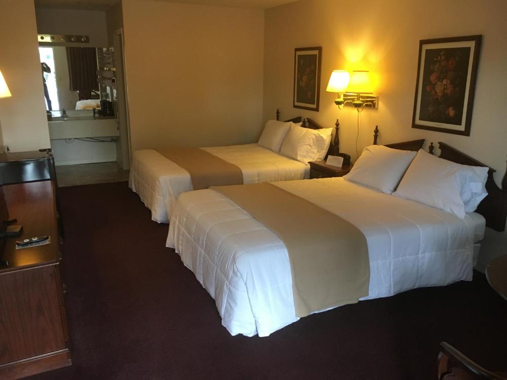 Queen Room with Two Queen Beds interior